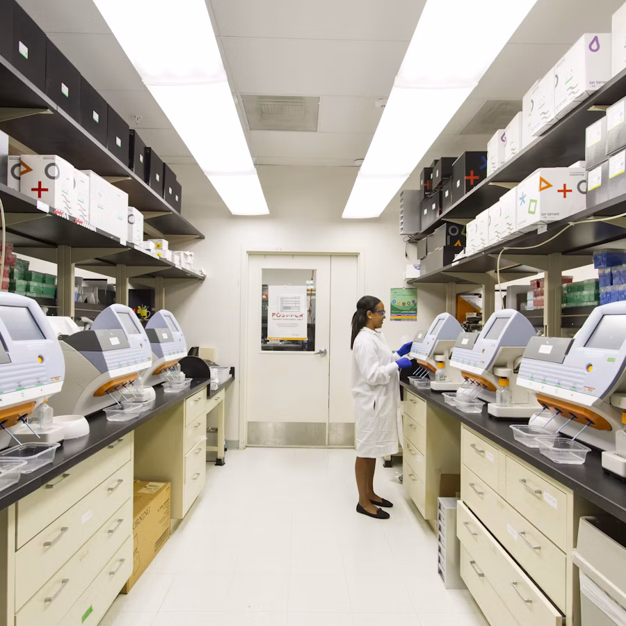 Technicienne dans un laboratoire d'analyses