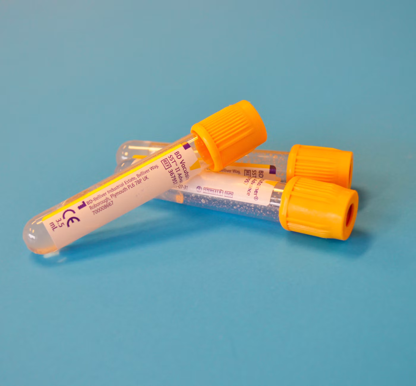 Tubes de recueil à bouchon orange sur fond bleu