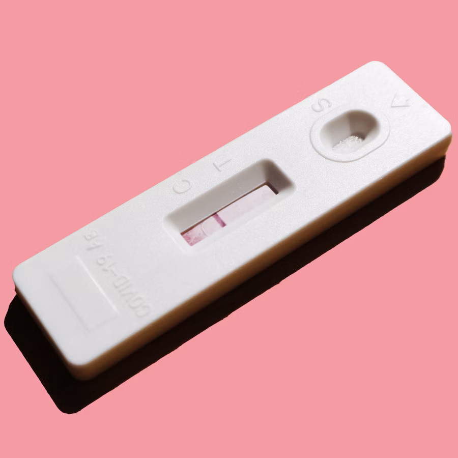 Test de grossesse sur fond rose